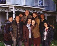 Gilmore Girls – v.l.n.r.) Sookie (Melissa McCarthy), Luke (Scott Patterson), Lorelai (Lauren Graham), Rory (Alexis Bledel) und Lane (Keiko Agena) ist immer was los ...