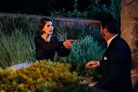 Hamilton – Kristin Ek (Nina Zanjani) richtet ihre Pistole auf Henri Duval (Grégory Fitoussi).