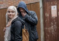Legends – Kate Crawford (Aisling Franciosi, l.); Martin Odum (Sean Bean, r.)