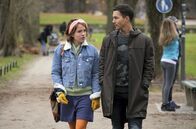 Song für Mia – Mia (Paula Kalenberg) ist enttäuscht, als Sebastian (Tim Oliver Schultz) wieder in sein früheres Leben zurückkehrt.