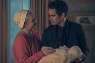 The Handmaid's Tale - Der Report der Magd – L-R: June Osborne (Elisabeth Moss) und Nick Blaine (Max Minghella)
