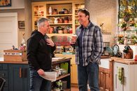 Man with a Plan – Adam Burns (Matt LeBlanc, l.); Don Burns (Kevin Nealon, r.)