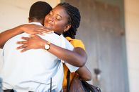 Death in Paradise – Naomi Thomas (Shantol Jackson) möchte ihren Kollegen Marlon Pryce (Tahj Miles) nach den dramatischen Ereignissen kurz trösten. Doch Marlon missversteht die Geste – und ist überzeugt, dass sie ihn küssen will.