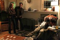 Modern Family – L-R: Claire (Julie Bowne), Phil (Ty Burrell) und Walt Kleezak (Phillip Baker Hall)