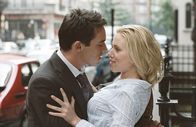 Match Point – Chris (Jonathan Rhys Meyers) kann sich Nolas (Scarlett Johansson) Reizen nicht entziehen.
