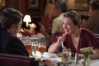 Young Sheldon – George Cooper sen. (Lance Barber, l.); Mary Cooper (Zoe Perry, r.)