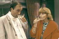 Die schnelle Gerdi – Die Taxifahrerin Gerdi (Senta Berger) und ihr Fahrgast vom Oktoberfest, der Fernsehstar Sorbas (Heiner Lauterbach), verstehen sich gut.