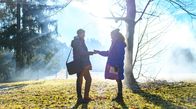 Sturm der Liebe – Philipp (Robin Schick, l.) träumt, dass Ana (Soluna-Delta Kokol, r.) ihn für einen Lügner hält und sich abwendet.