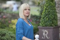 Agatha Raisin – Die PR-Managerin Agatha Raisin (Ashley Jensen) erweist sich als talentierte Hobby-Detektivin. Nun ermittelt sie erneut in einem Mordfall und kommt dabei ihrem attraktiven Nachbarn James etwas näher.