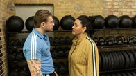 neoriginal: Deadlines – Elifs (Jasmin Shakeri, r.) Fitnesstrainer Damian (Eric Cordes, l.) macht sich über sie lustig.