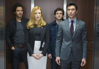 Salvation – Gehen ganz unterschiedlich mit dem Wissen um, dass ein Asteroid in 186 Tagen den ganzen Planeten zerstören könnte: Milliardär Darius Tanz (Santiago Cabrera, l.), Pentagon-Pressesprecherin Grace Barrows (Jennifer Finnigan, 2.v.l.), MIT-Student Liam Cole (Charlie Rowe, 2.v.r.) und der stellvertretende Verteidigungsminister Harris Edwards (Ian Anthony Dale, r.) ...