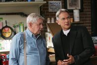 Navy CIS – L-R: Vater (Ralph Waite) und Gibbs (Mark Harmon)