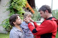 Der Bergdoktor – Der kleine Philipp (Vincent Mauz, m.) wirkt gesundheitlich angeschlagen. Doch während Stefans (Patrick Bach, l.) Frau Melanie nach einem Blitzschlag im Krankenhaus um ihr Leben kämpft, wird dies zur Nebensache – auch für Bergdoktor Martin Gruber (Hans Sigl, r.).