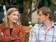 In aller Freundschaft – Nach langen Streitereien und Querelen kommen sich Carola Grund (Anna von Berg) und Norbert Schlegel (Steven Merting) endlich näher.