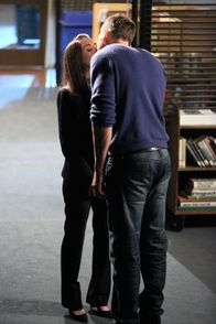 Community – Bevor es für Annie (Alison Brie, l.) nach Washington für ihr Praktikum beim F.B.I. geht, fasst sich Jeff (Joel McHale, r.) endlich ein Herz und gesteht ihr seine Gefühle ...