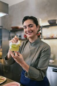 Zu Tisch mit Lucie - Kitchen Hacks – Köchin Lucie Fischer-Chapalain zeigt, wie man Gurkensirup mit Sternanis verfeinert. Gurkensirup ist ein perfekter Begleiter für sprudelndes Mineralwasser oder alkoholfreie Cocktails.