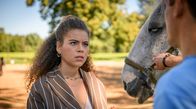 Sturm der Liebe – Ana (Soluna-Delta Kokol, l.) und Vincent (Martin Walde, r.) sind unter Druck, weil er Apollo nicht mehr operieren darf.