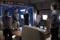 Criminal Minds: Beyond Borders – Als eine Mission mit Captain Basir Rifai (John Farmanesh-Bocca, 2.v.l.) in Kurjikistan mit dem Tod eines Verdächtigen endet, ermittelt das FBI gegen das Team um Clara Seger (Alana De La Garza, 2.v.r.), Jack Garrett (Gary Sinise, M.), Mae Jarvis (Annie Funke, l.) und Matt Simmons (Daniel Henney, r.) ...