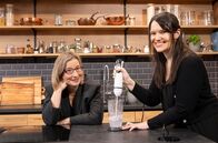 Der Haushalts-Check mit Yvonne Willicks – Gemeinsam mit ihrer Redaktion testet Yvonne Willicks (l), wie der Klassiker Stabmixer sich im Härtetest macht. Redakteurin Caroline Link zeigt Yvonne ihre Recherche- Ergebnisse