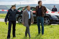 Tatort (SWR) – Die Kommissare Lannert (Richy Müller, mi.) und Bootz (Felix Klare, re.) erreichen den Tatort und informieren sich bei Polizistin (Julischka Eichel. li.).