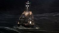 In Seenot – Auf der stürmischen See weit entfernt von der Küste Alaskas hat die Arctic Rose kaum eine Chance, sich auf den hohen Wellen zu behaupten.