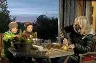 Zu Tisch ... – Jonte Hönschemeyer und Theiß Bauschke machen mit Susanne Bruns Grünkohl-Chips.