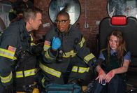 9-1-1 Notruf L.A. – L-R: Bobby Nash (Peter Krause), Henrietta 'Hen' Wilson (Aisha Hinds) und Cheri (KylieRae Condon)