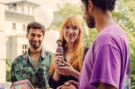 All You Need – Sarina (Christin Nichols, Mitte) freut sich über ihr Geschenk von Levo (Arash Marandi, li.): Eine Puppe, die aussieht wie Vince (Benito Bause, re.).
