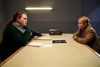 Wild Bill – Muriel (Bronwyn James, l.) verhört die Farmerin Audrey Merrick (Lisa Palfrey, r.).