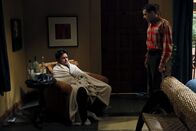 Two and a Half Men – Als seine Verlobte Chelsea endgültig zu ihrem Vater zieht, ist Charlie (Charlie Sheen, l.) sehr deprimiert. Nach einem missglückten Selbstmordversuch will er in einen Stripclub fahren. Alan (Jon Cryer, r.) macht sich irgendwie Sorgen um seinen Bruder ...