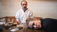 Der Tatortreiniger – Bis Dagmar Drexler (Annika Meier) vor seinen Augen wirklich zusammenbricht und Schotty (Bjarne Mädel) überlegt, wie er diese Frau wieder aufheitern kann.