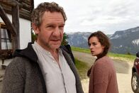 Die Bergretter – Christian Neilinger (Johannes Zeiler) ist verwundert, als Anna Braun (Raffaela Vanessa Kraus) auf seinem Hof auftaucht.
