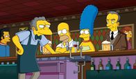 Die Simpsons – Nach seiner Karriere ist Moe (2.v.l.) wieder zurück in seiner Bar, wo er Besuch von Homer (3.v.l.), Marge (M.) und Mr. Murdock (2.v.r.) bekommt ...