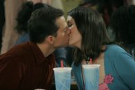 Two and a Half Men – Trotz Warnung seines Bruders, lässt sich Alan (Jon Cryer, l.) auf Rose (Melanie Lynskey, r.) ein ...