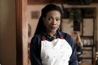 MacGyver – Mama Colton (Sheryl Lee Ralph) ist der Kopf der berüchtigen Kopfgeldjäger-Familie, die Mac und Co den gefährlichen Flüchtigen Aaron Deckard weggeschnappt haben. An wen wollen sie ihn ausliefern? Und können MacGyver und Jack das noch verhindern?