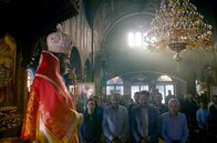East Side – Der neue Patriarch der griechisch-orthodoxen Kirche von Jerusalem (Panos Koronis) hält eine Messe ab.