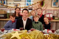 Schmatzo – Alex will ein mit den Kindern ein echtes Festmahl zaubern. Der Deal: Zuerst wird gekocht, dann gibt es die Geschenke.