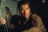 Predator – Major Dutch Schaefer (Arnold Schwarzenegger) glaubt auf eine Routine-Mission geschickt zu werden, doch als sein Trupp auf mysteriöse Weise immer mehr dezimiert wird, wird ihm klar, dass dieses ganz sicher kein normaler Auftrag ist ...