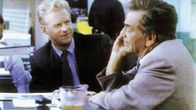 Columbo – Versicherungsagent Irving Krutch (Ed Begley, Jr., li.) bittet Lt. Columbo (Peter Falk) um Mithilfe bei der Suche nach verdächtigen Personen, die vor sieben Jahren in einen Banküberfall verwickelt waren.