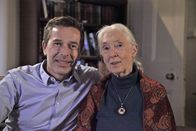 Terra X: Sternstunden der Evolution – Dirk Steffens trifft die berühmte Schimpansen-Forscherin Jane Goodall in ihrem Haus in Bournemouth.