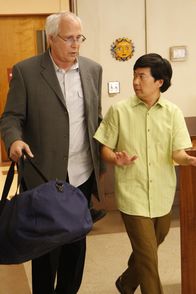 Community – Der Spanisch-Unterricht mit Lehrer Senor Chang (Ken Jeong, r.) hat begonnen. In einer Gruppenübung soll Jeff mit dem sichtlich betrunkenen Pierce (Chevy Chase, l.) eine kleine Konversation ausarbeiten, die die beiden jedoch ordentlich vergeigen ...
