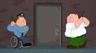 Family Guy – Als Peter (r.) bei seinem Kumpel im Streifenwagen mitfährt, wird Joe (l.) zu einem Einsatz gerufen und Peter gibt ihm mit seiner "geliehenen" Waffe spontan Rückendeckung.