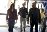 Lethal Weapon – Als der Leichtsinn ihres draufgängerischen Freundeskreises zu Mord wird, muss Riana (Chandler Kinney, l.) ihrem Vater (Damon Wayans, r.) und Riggs (Clayne Crawford, M.) bei den Ermittlungen zur Seite stehen ...