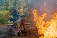 Löwenzahn – Durch den Leichtsinn von Herrn Paschulke (Helmut Krauss, l.) ist ein Feuer ausgebrochen. Fritz Fuchs (Guido Hammesfahr, r.) versucht die Katastrophe zu verhindern.