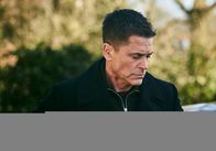 Wild Bill – Bill (Rob Lowe) hat gerade erfahren, dass ihn jemand aus den eigenen Reihen verraten hat.