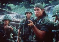 Platoon – Der brutale Sergeant Barnes (Tom Berenger, 2. v. re.) und seine Männer töten jeden, der sich ihnen in den Weg stellt.