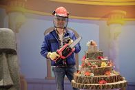 Museum AHA – Wie feiern Holzfäller in Kanada eigentlich ihre Hochzeit? Na mit einer Hochzeitstorte aus Holz natürlich. Ob das wirklich stimmt?