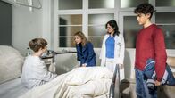 Die Pfefferkörner – Max Mutter ist gekommen, um ihren Sohn abzuholen. Tarun traut ihr nicht
