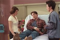 Scrubs - Die Anfänger – Ben (Brendan Fraser, M.) zeigt einige Symptome, die auf Leukämie schließen lassen, obwohl Bluttests die Vermutung bestätigen, hat J.D. (Zach Braff, r.) seine Zweifel ...