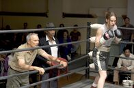 Million Dollar Baby – Tipps von den Profis: Trainer Frankie (Clint Eastwood, li.) und der ehemalige Boxer Scrap (Morgan Freeman, 2.v.l.) coachen Maggie (Hilary Swank, re.).
